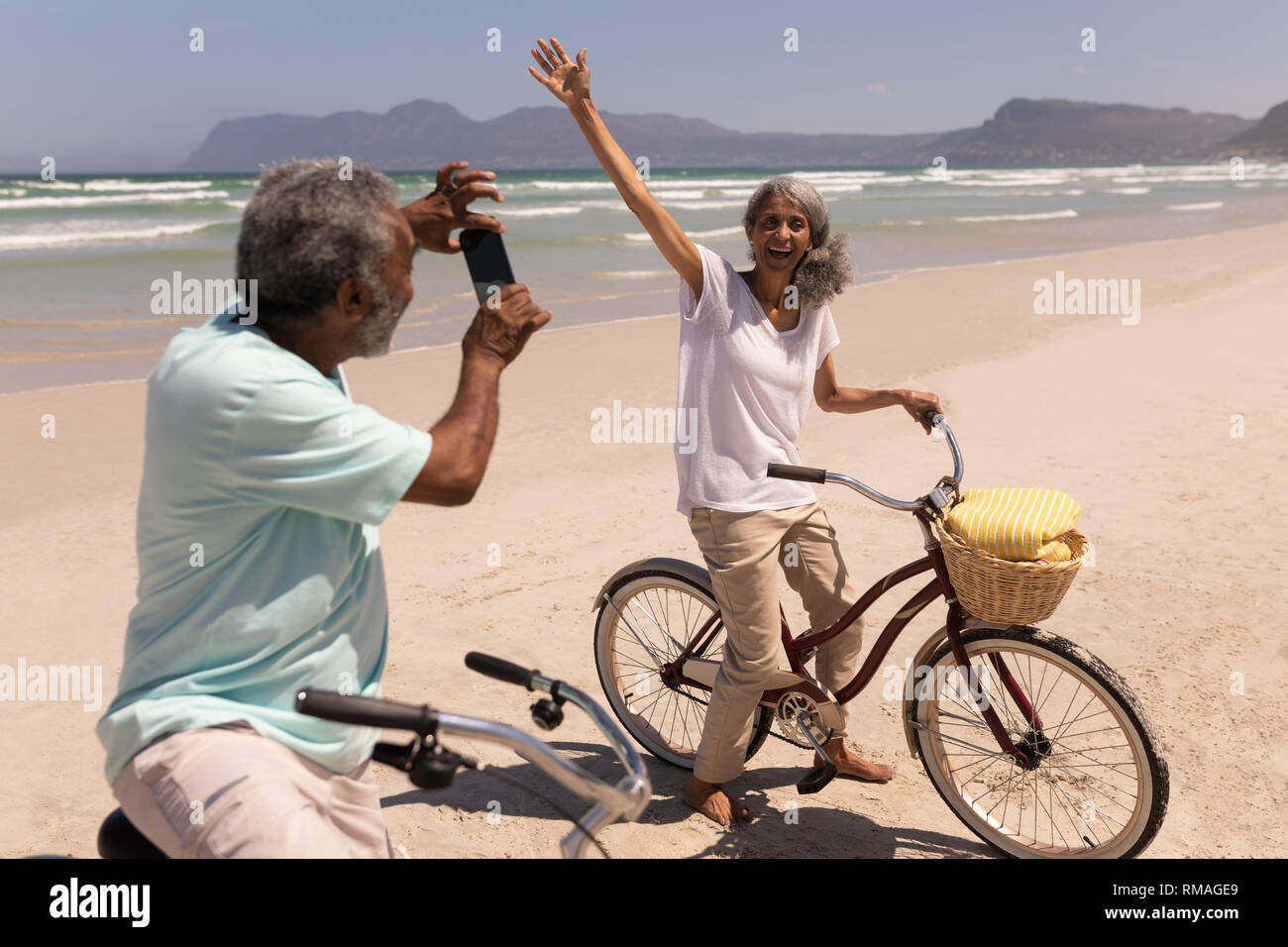 Ältere Menschen Klick auf Foto ältere Frau mit Handy am Strand Stockfoto