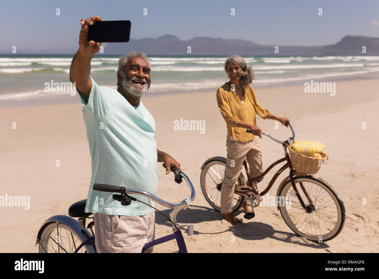 Älteres Ehepaar miteinander reden selfie mit Handy am Strand Stockfoto