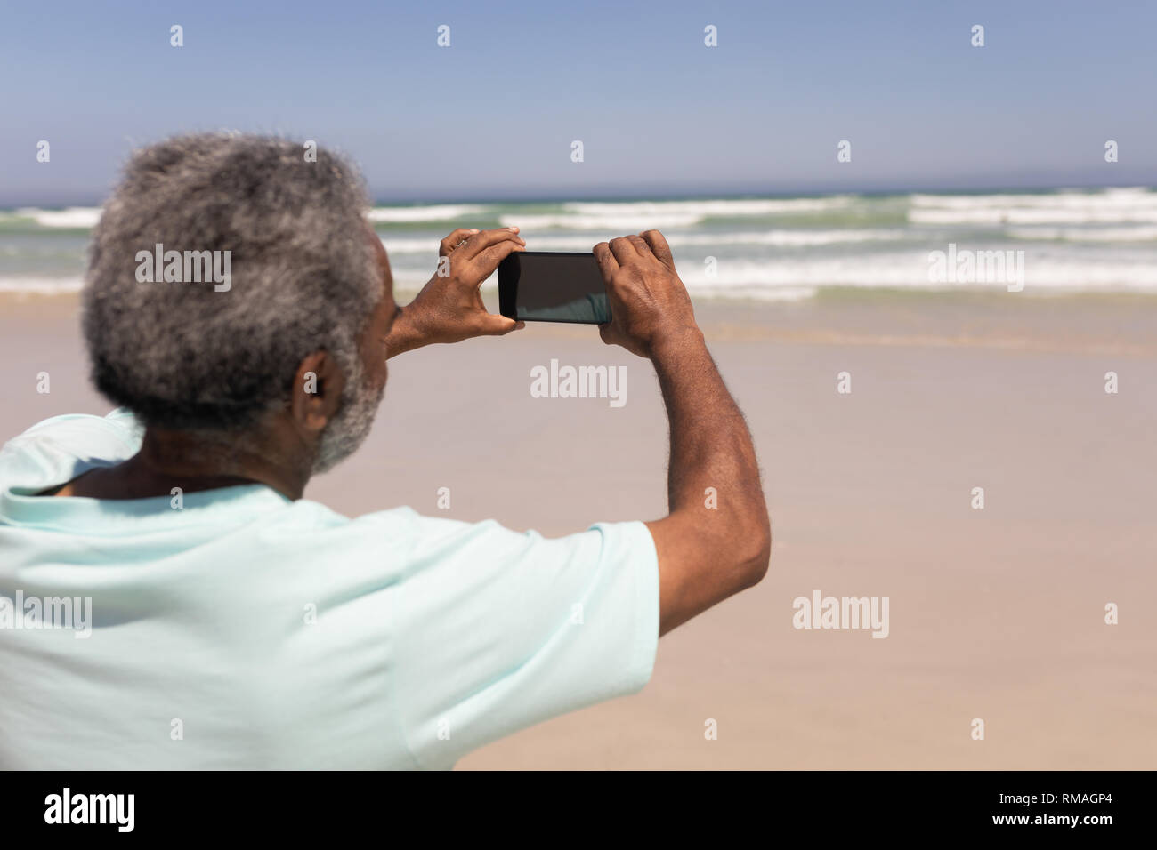 Ältere Menschen Klick auf Foto mit Handy am Strand Stockfoto