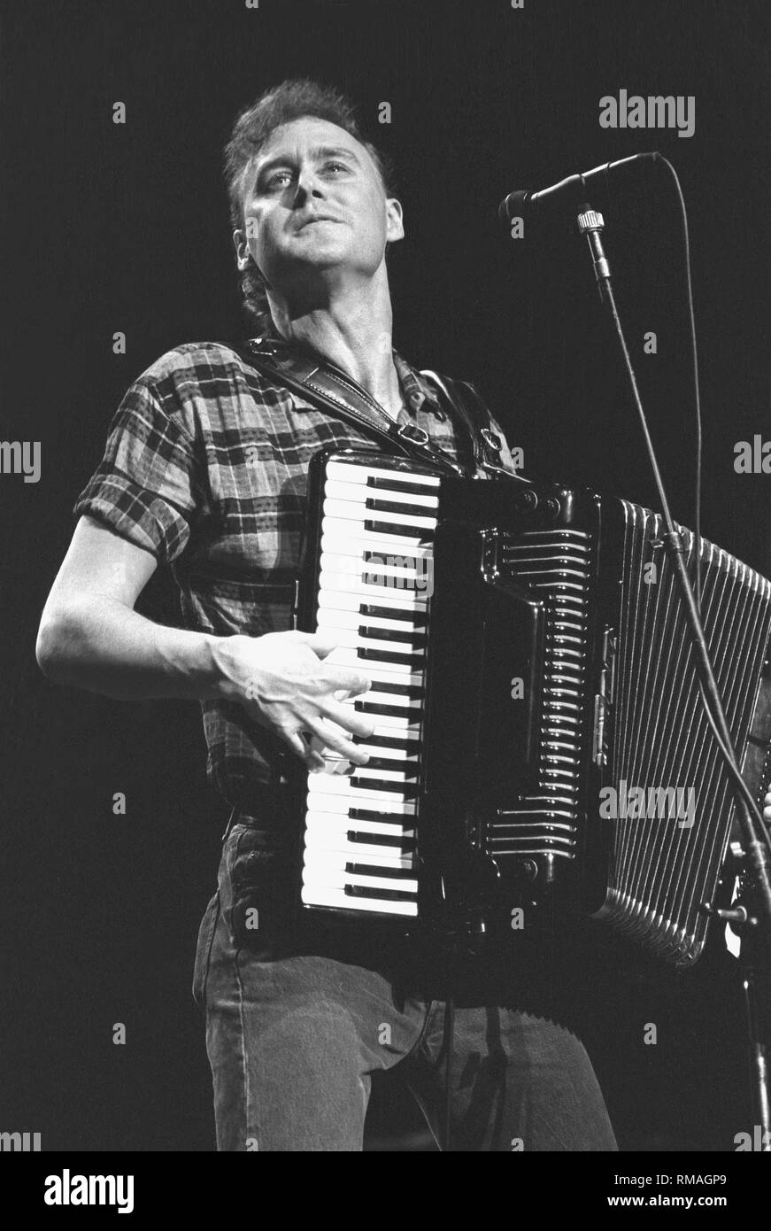 Sänger, Pianist, Akkordeonspieler und Songwriter Bruce Hornsby ist auf der Bühne während einer "live"-Konzert aussehen. Stockfoto