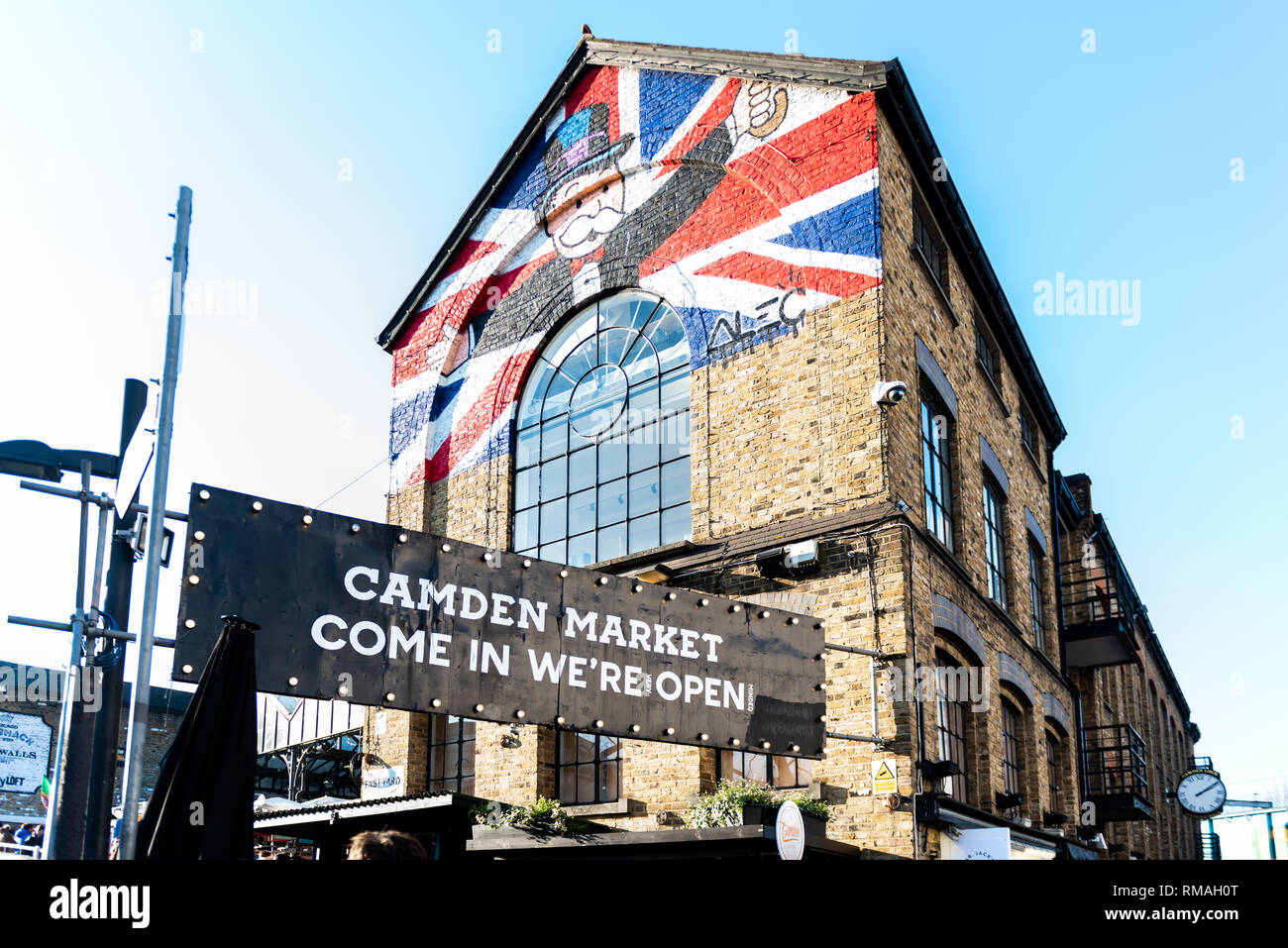 Die vielen Sehenswürdigkeiten in Camden Markt auf einem hellen, sonnigen Tag in London England genießen Stockfoto