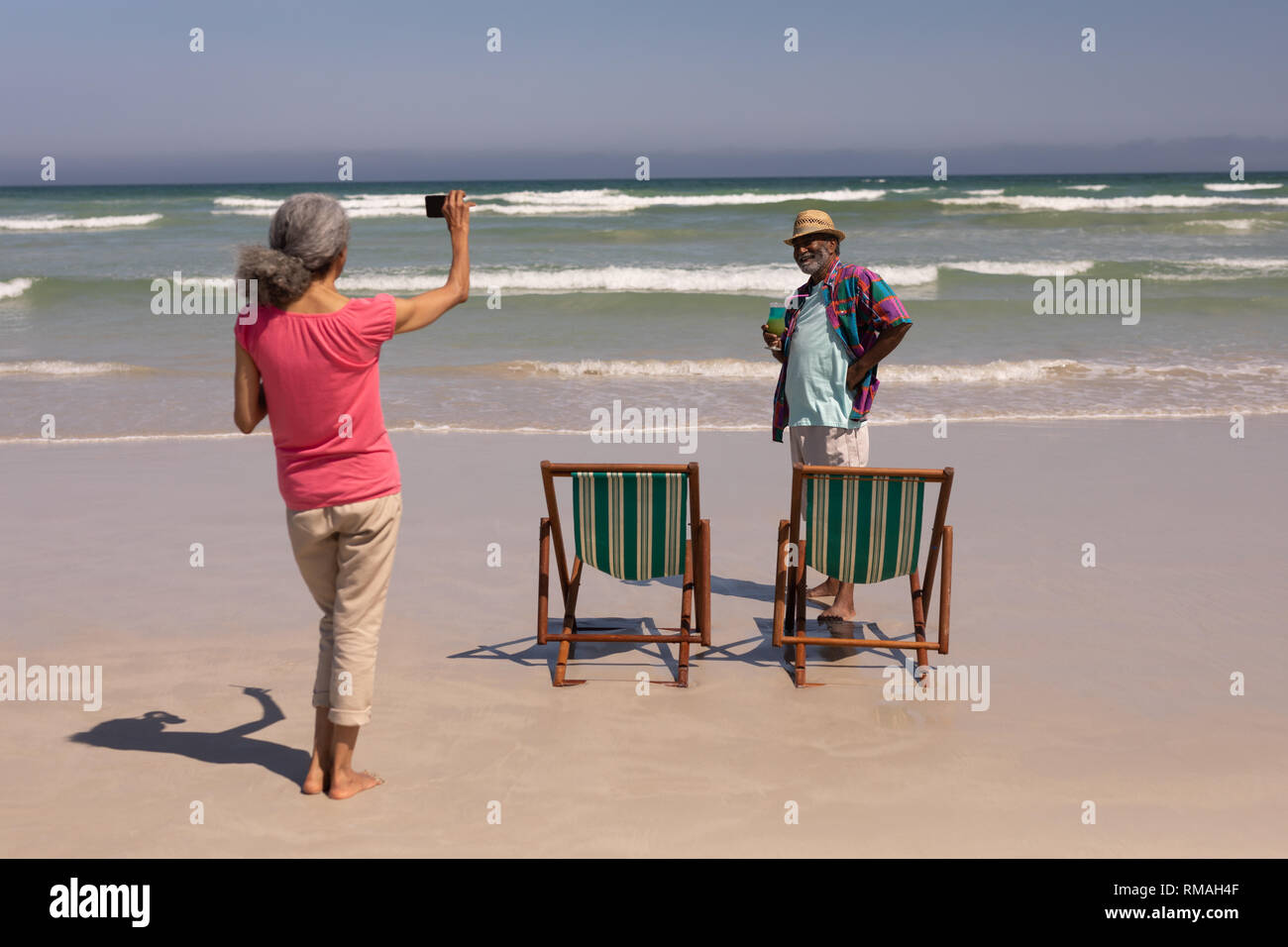 Ältere Frau anklicken Foto von älteren Menschen am Strand. Stockfoto