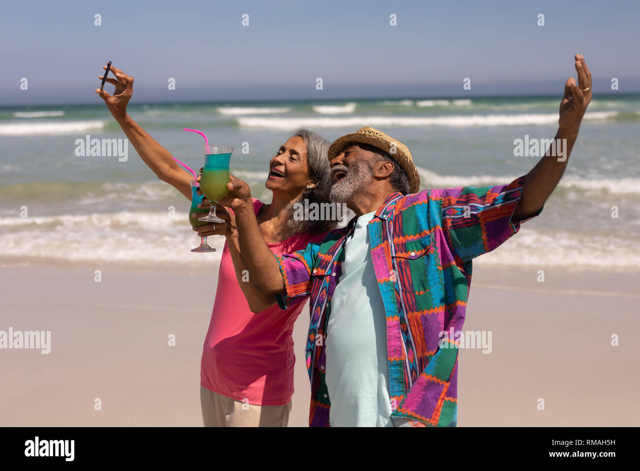 Senior Paar unter selfie mit Handy am Strand Stockfoto