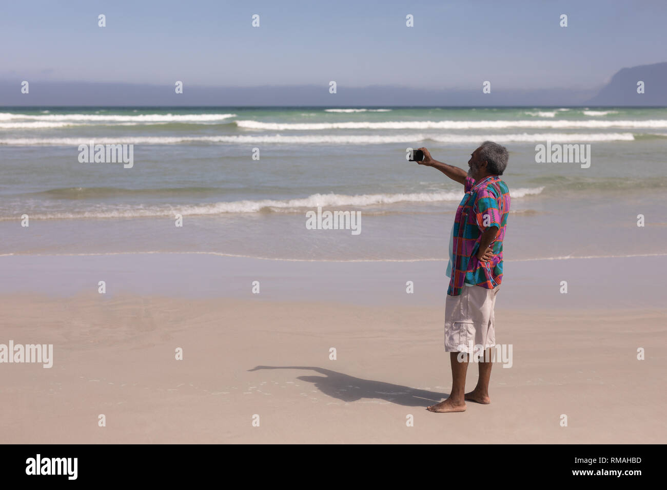 Ältere Menschen unter selfie mit Handy am Strand Stockfoto