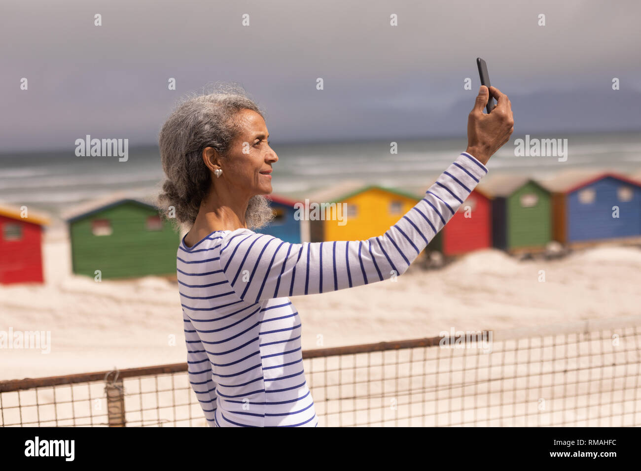 Ältere Frau unter selfie mit Handy an der Promenade Stockfoto