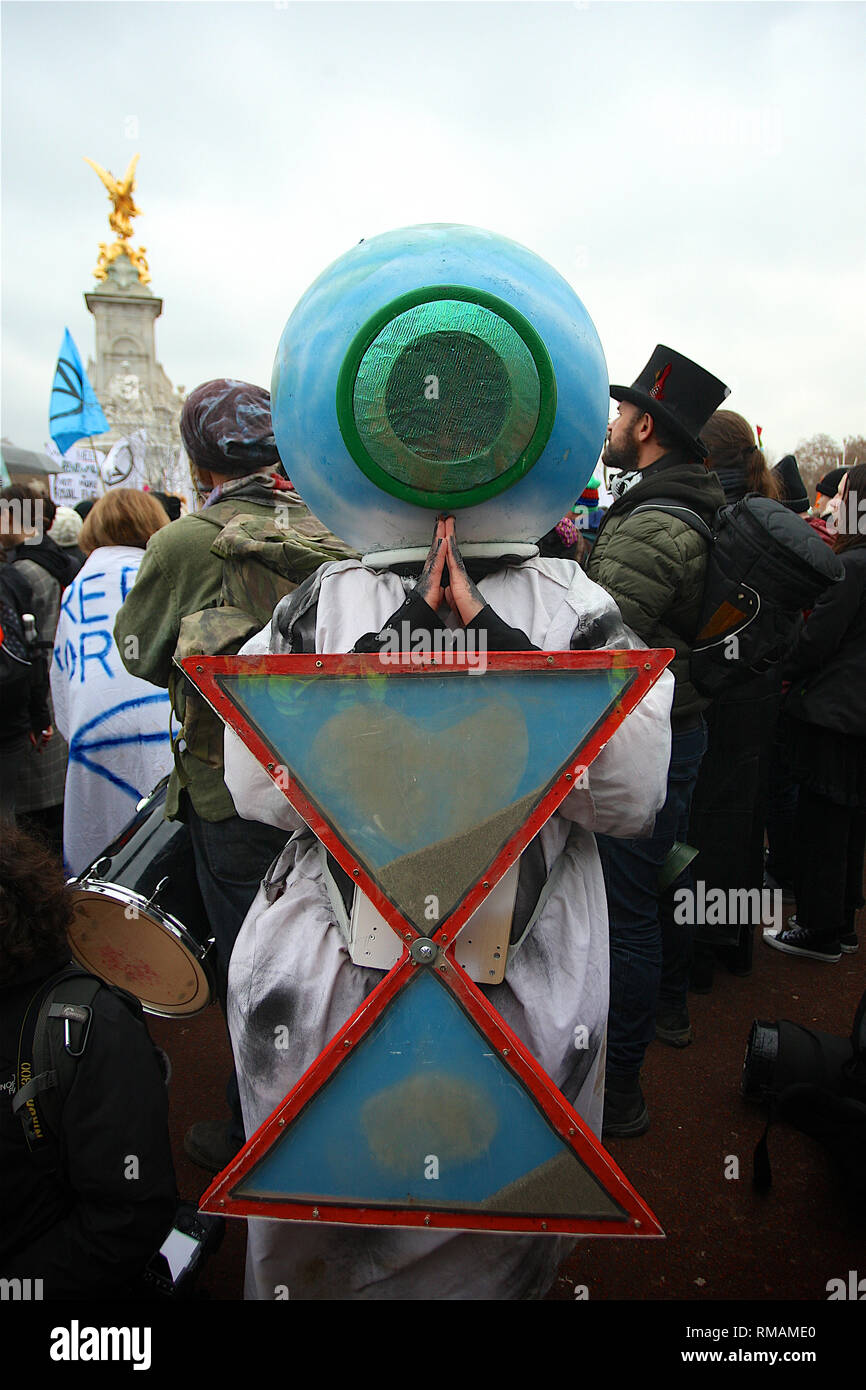 Aussterben Rebellion Demonstranten März durch London mit einem Sarg, die Sie zum Buckingham Palace. Stockfoto