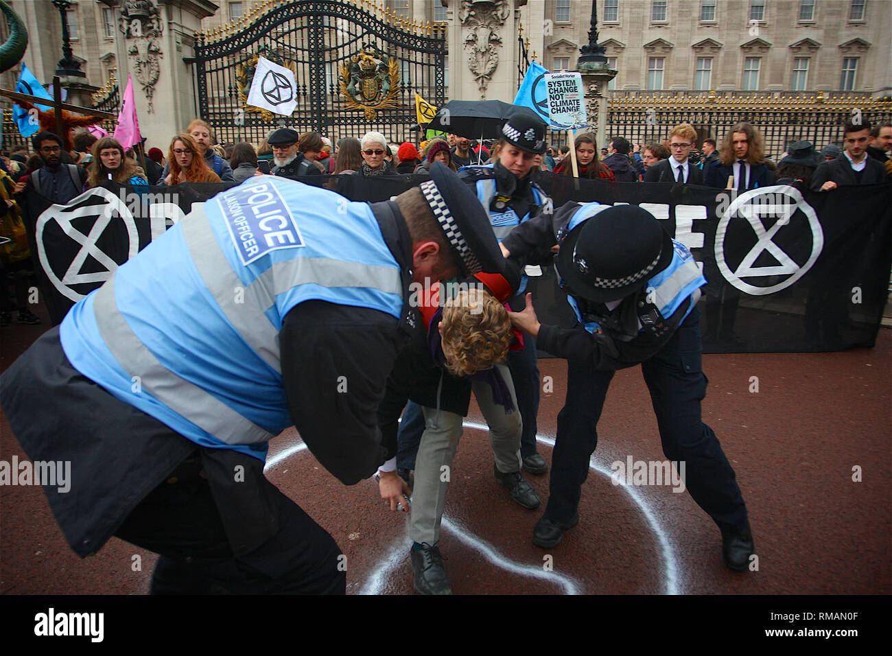 Aussterben Rebellion Demonstranten März durch London mit einem Sarg, die Sie zum Buckingham Palace. Stockfoto