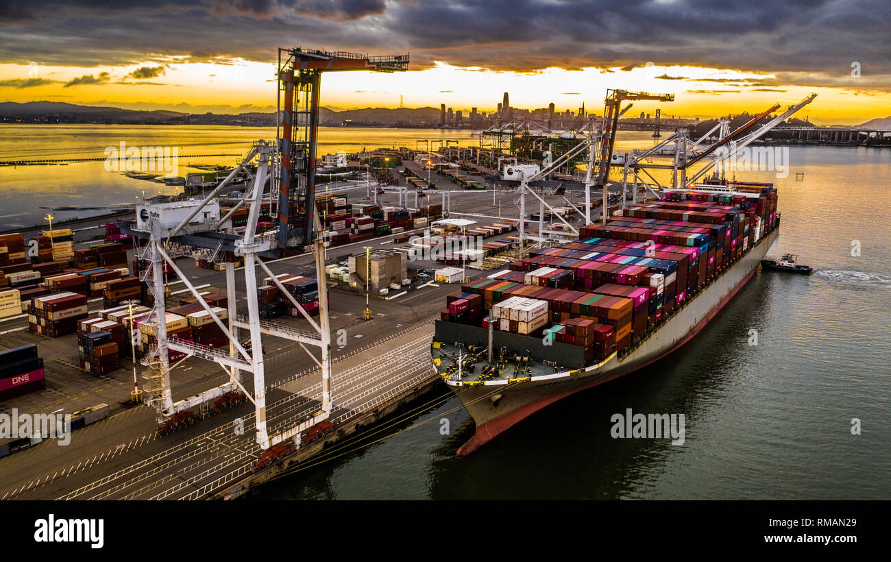Schiff im Hafen von Oakland, Kalifornien Stockfoto