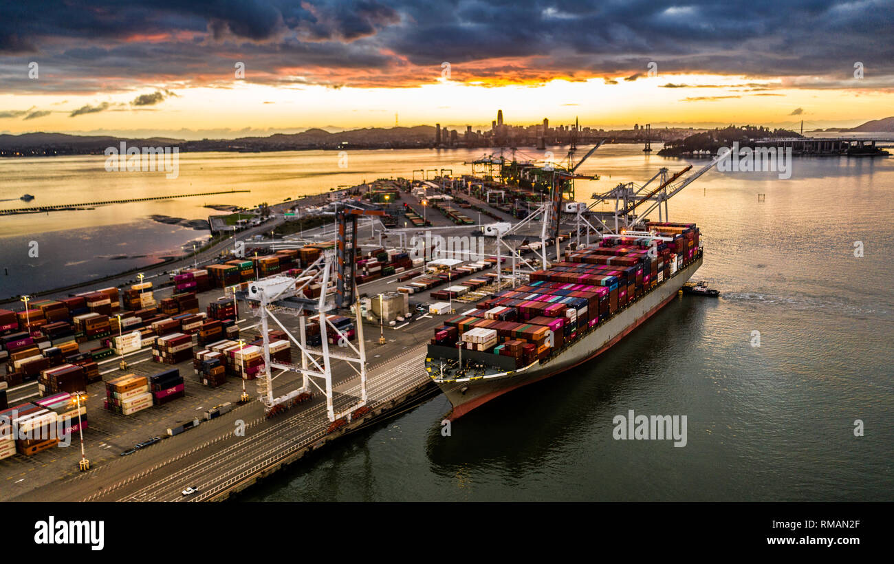Schiff im Hafen von Oakland, Kalifornien Stockfoto