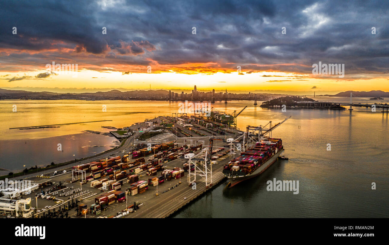 Schiff im Hafen von Oakland, Kalifornien Stockfoto