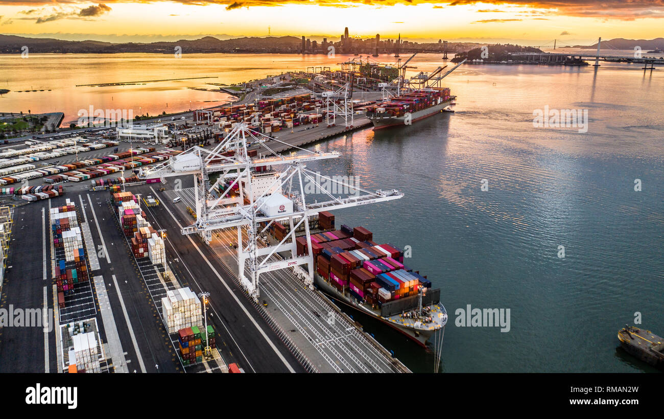 Schiff im Hafen von Oakland, Kalifornien Stockfoto