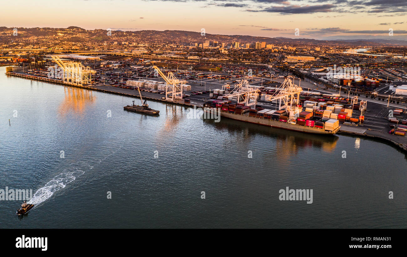 Schiff im Hafen von Oakland, Kalifornien Stockfoto