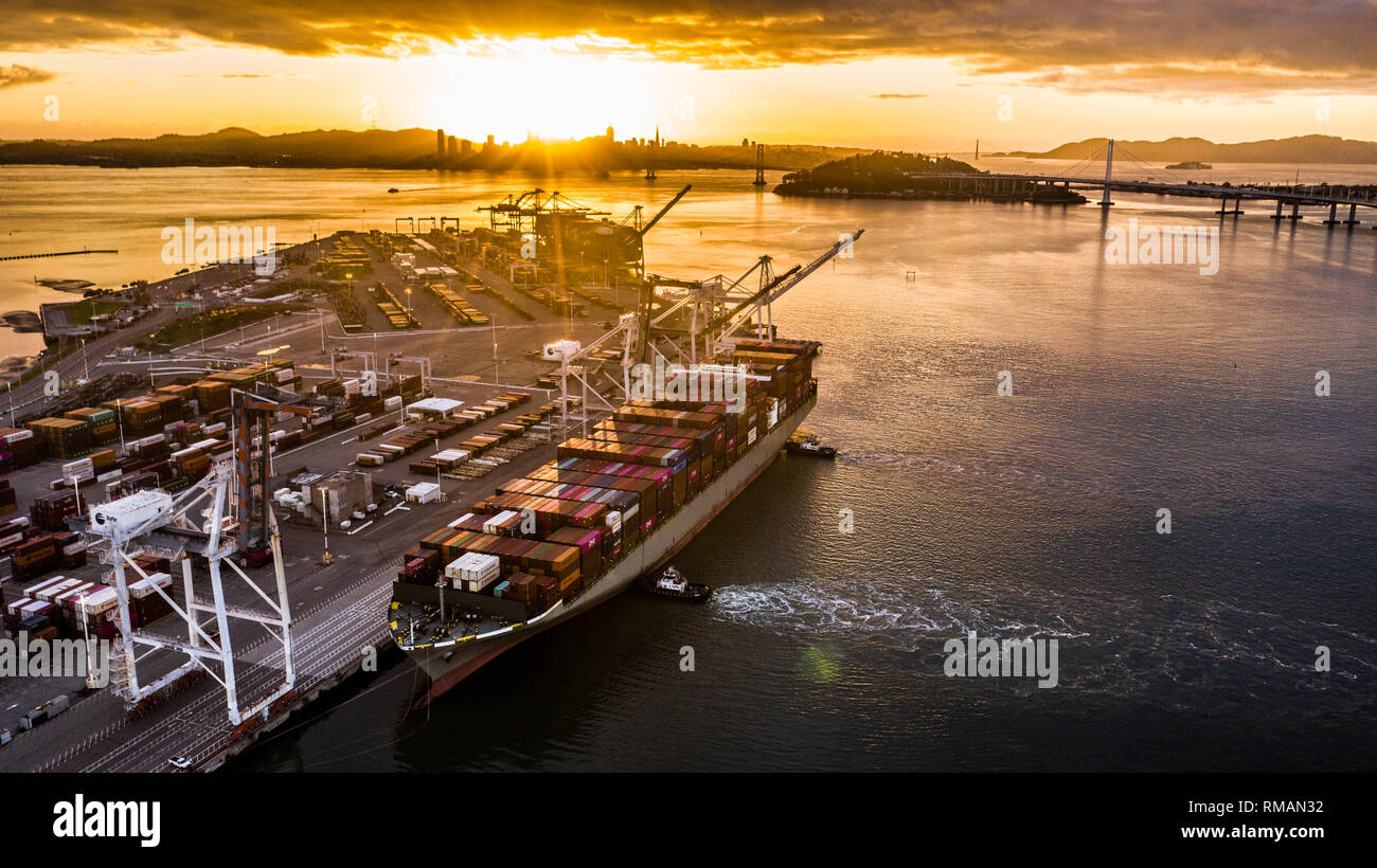 Schiff im Hafen von Oakland, Kalifornien Stockfoto