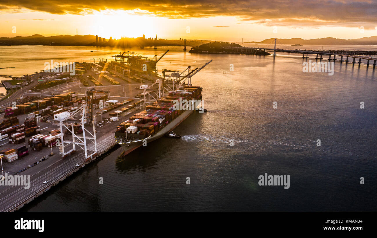 Schiff im Hafen von Oakland, Kalifornien Stockfoto