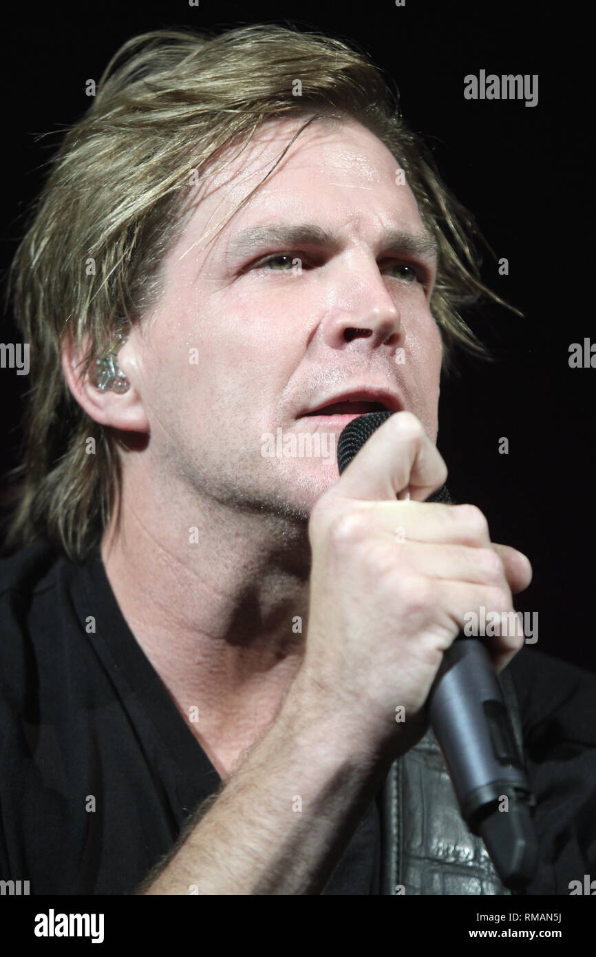 Sänger, Songwriter und Gitarrist Jack Ingram ist dargestellt auf der Bühne während einer "live"-Konzert aussehen. Stockfoto