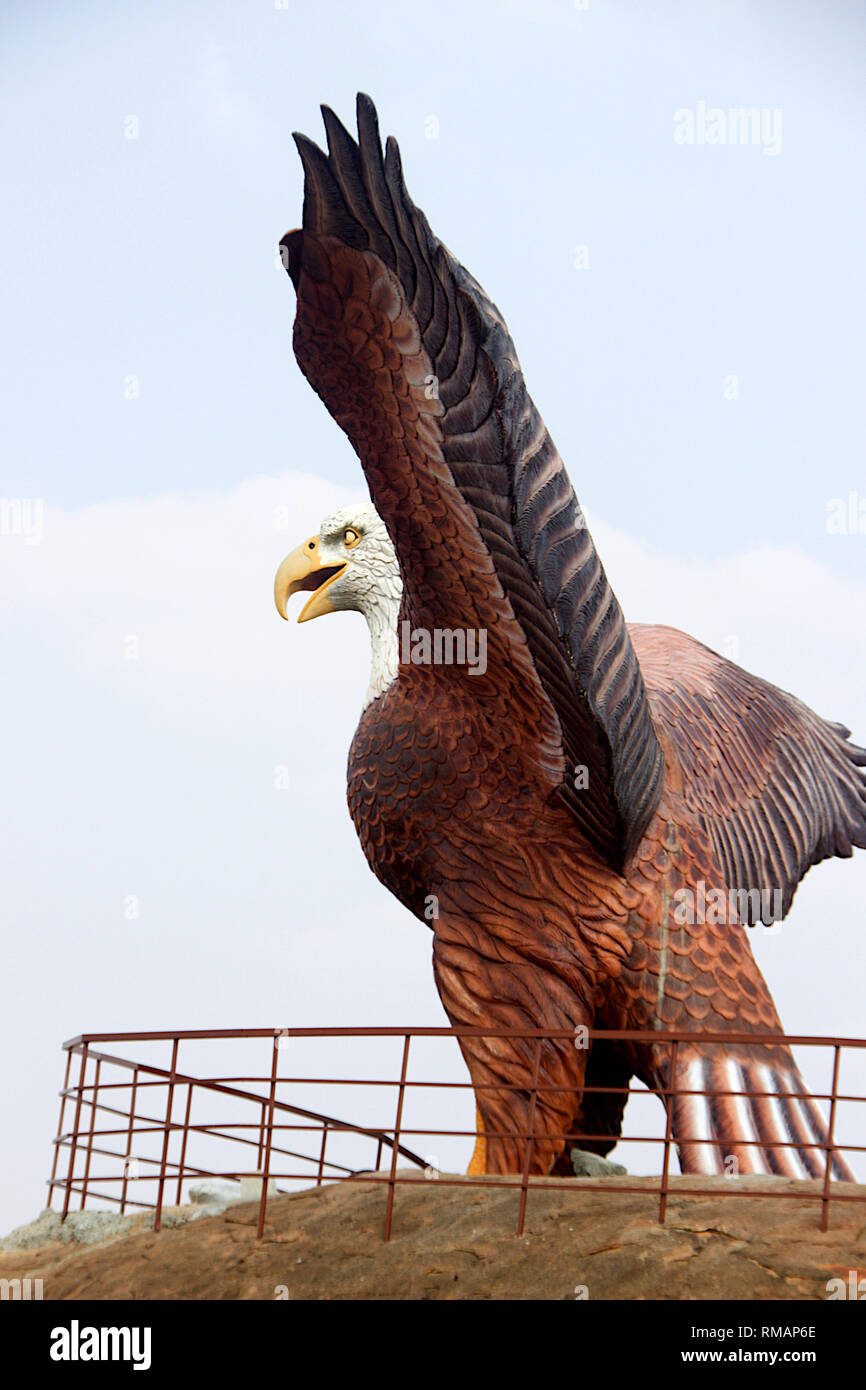 Statue von Jatayu auf Rock bei Jatayu Themenpark in Lepakshi, Andhra Pradesh, Indien, Asien Stockfoto