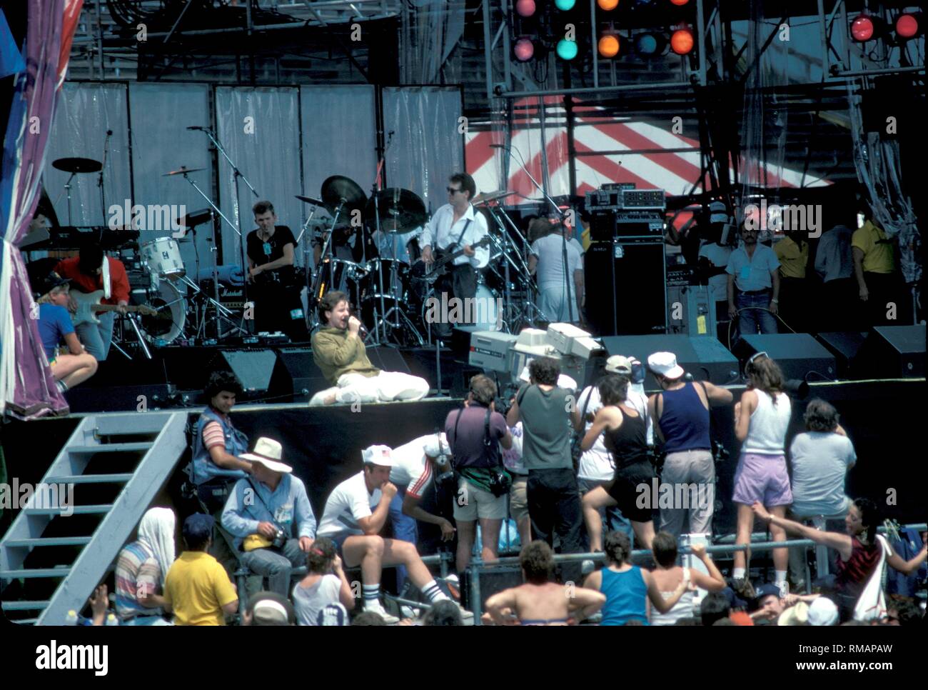 Schottische Musiker, Sänger und Songwriter Jim Kerr, berühmt für seine Arbeit mit der Band Simple Minds, dargestellt auf der Bühne bei Live Aid in Philadelphia zurück 1985. Stockfoto