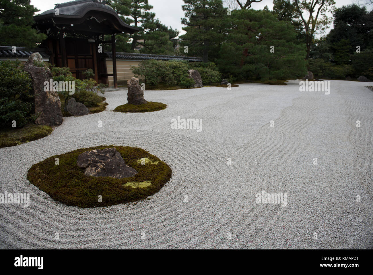 Japanischer Steingarten, Karesansui auf Japanisch, Kennin-ji-Tempel, Gion-Viertel, Kyoto, Japan Stockfoto