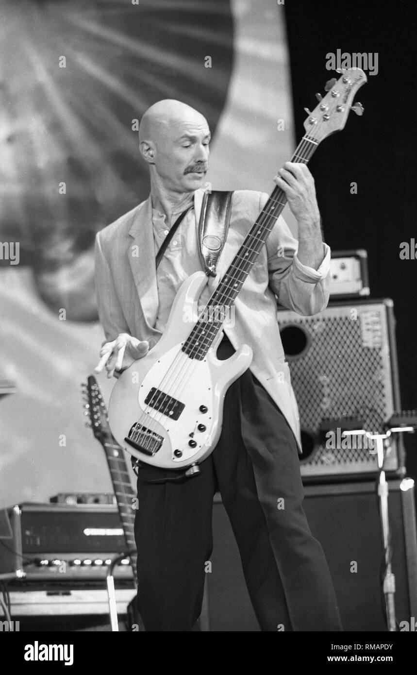 Bassist Tony Levin der Progressive Rock Band King Crimson ist dargestellt  auf der Bühne während einer "live"-Konzert aussehen Stockfotografie - Alamy