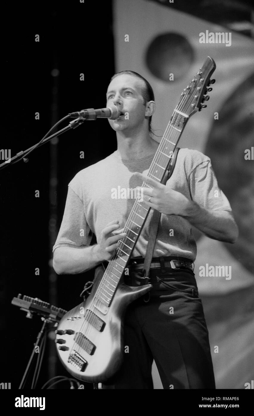 Bassisten Trey Gunn der Progressive Rock Band King Crimson ist dargestellt auf der Bühne während einer "live"-Konzert aussehen. Stockfoto