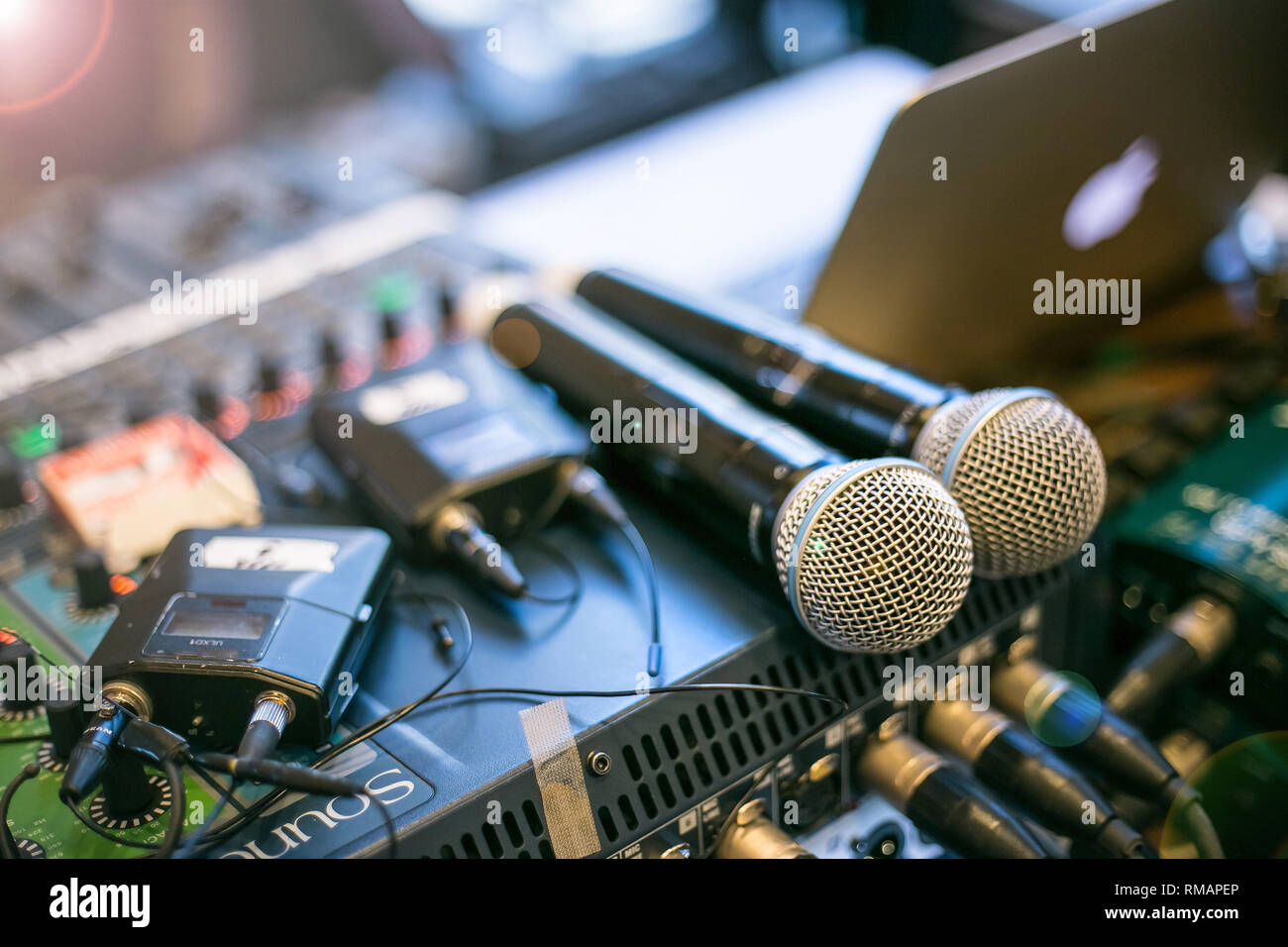 Johannesburg, Südafrika - 4 September, 2018: Die Mikrofone und Empfängern in einem Mischpult. Stockfoto