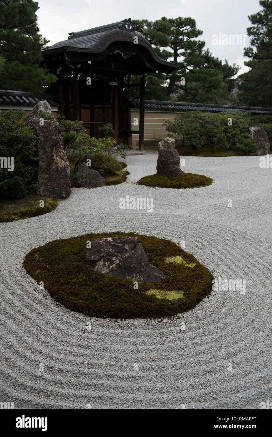 Japanischer Steingarten, Karesansui auf Japanisch, Kennin-ji-Tempel, Gion-Viertel, Kyoto, Japan Stockfoto