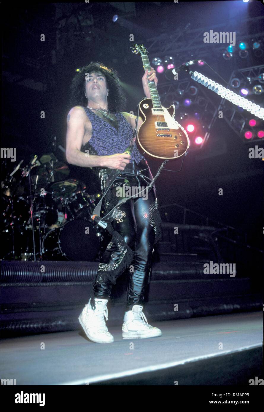 Bassist Sanger Und Schauspieler Gene Simmons Von Der Rockband Kiss Ist Dargestellt Auf Der Buhne Wahrend Einer Live Konzert Aussehen Stockfotografie Alamy