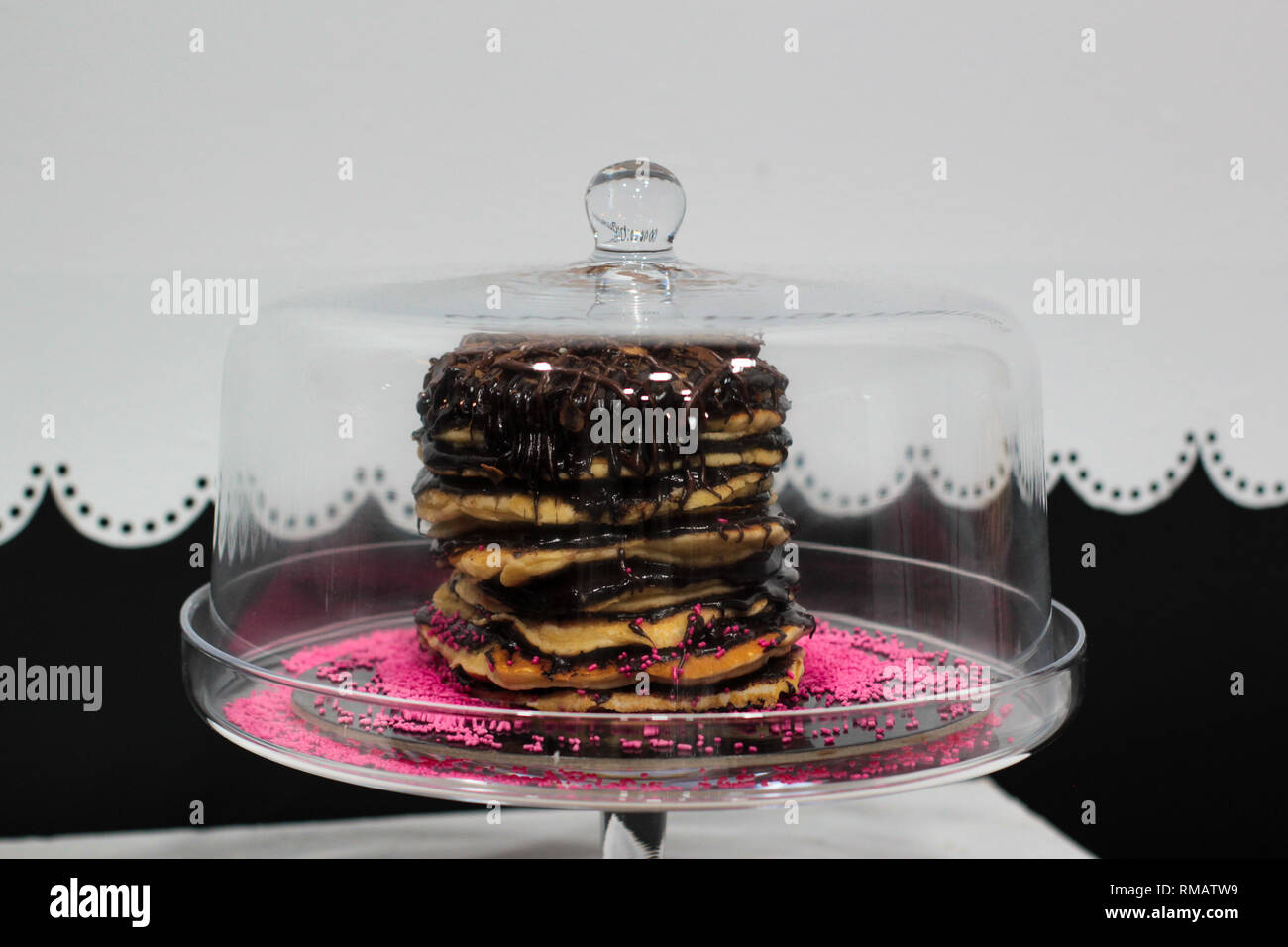 Pfannkuchen mit Schokolade ein rosa Streusel Stockfoto