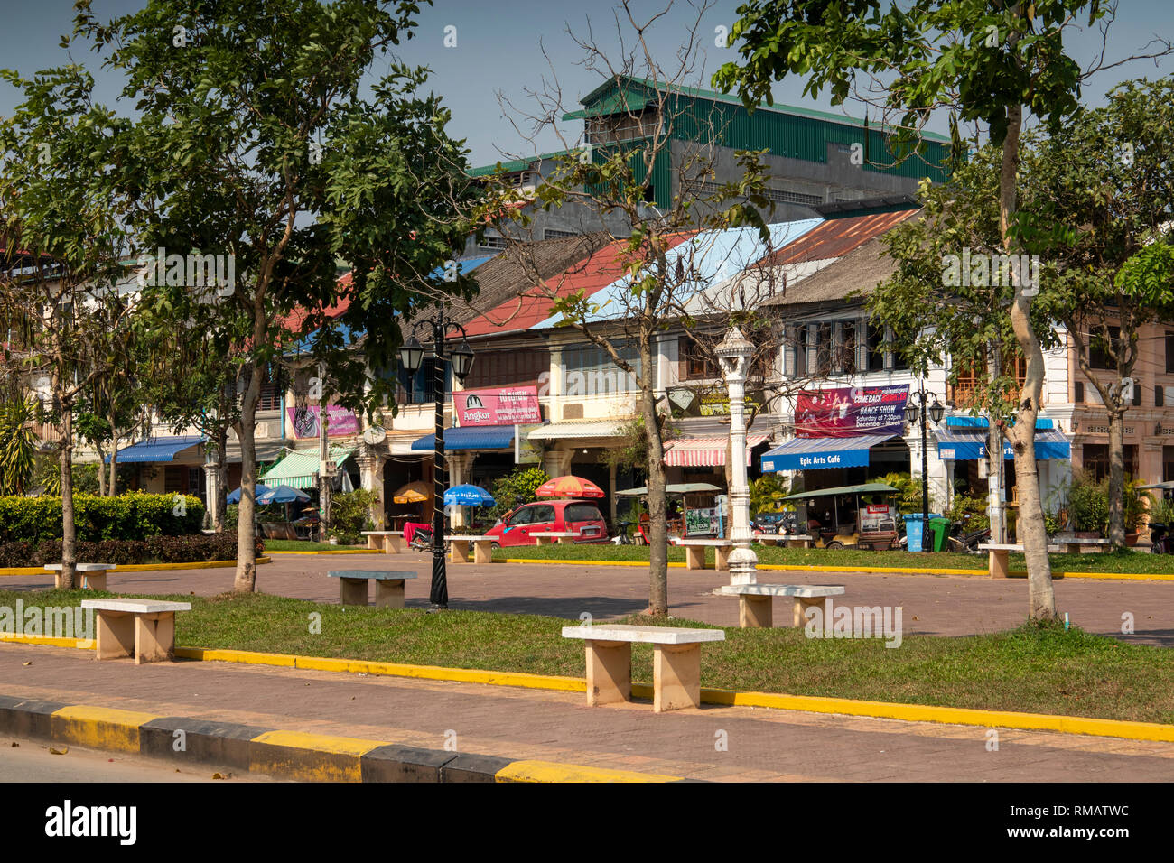Cm 442 Kambodscha, Kampot Kampot Provinz, Stadt, Alten Markt, Street 724, Unternehmen in der alten französischen kolonialen Eigenschaften gegenüber öffentlichen Park Stockfoto