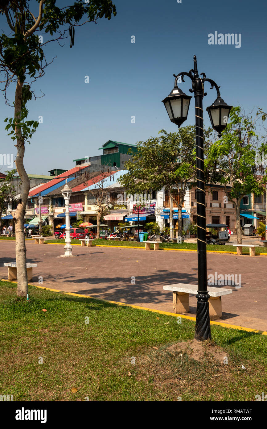 Kambodscha, Kampot Kampot Provinz, Stadt, Alten Markt, Street 724, öffentlichen Park mit alten französischen kolonialen Eigenschaften gefüttert Stockfoto