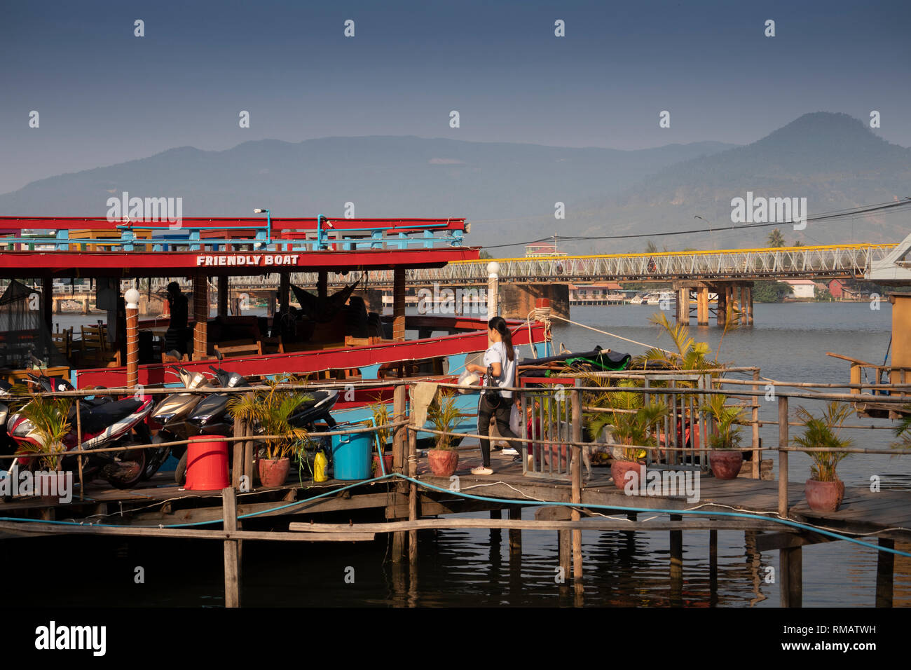 Kambodscha, Kampot Province, Kampot, Riverside, Boot schwimmenden Restaurant durch die alte Brücke Stockfoto