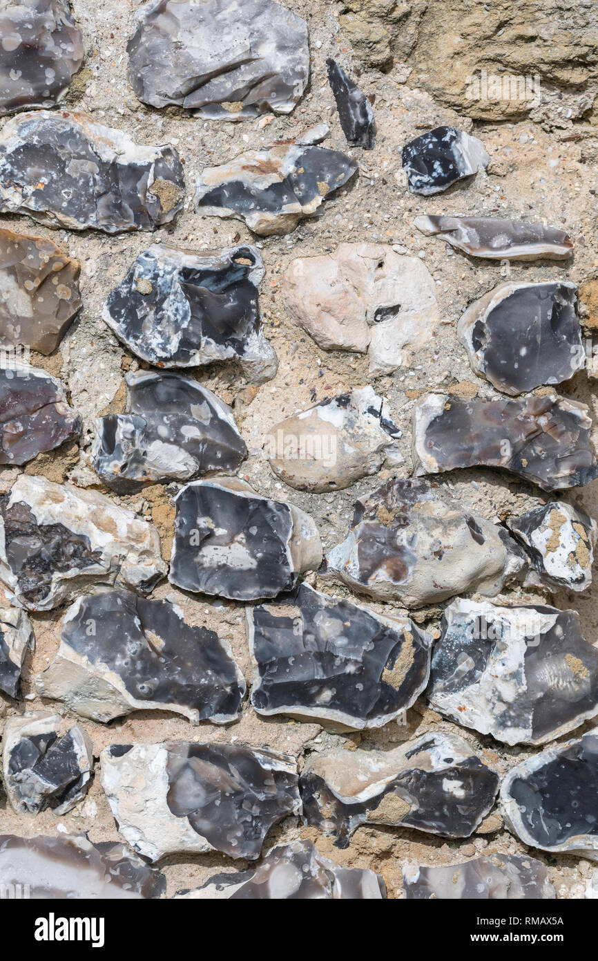 Closeup Detail eines alten mittelalterlichen Steinmauer in Großbritannien im Hochformat. Stockfoto