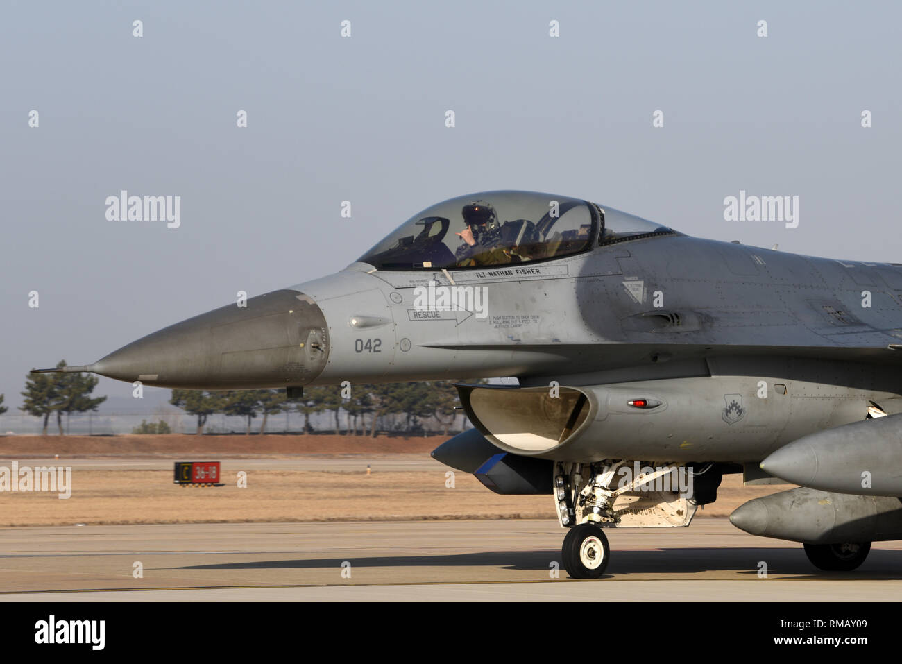 Ein US Air Force Pilot auf der 35th Fighter Squadron zugeordnet Taxis vor dem Abheben für Cobra Gold 19 von kunsan Air Base, der Republik Korea, Feb 6, 2019. Cobra Gold, gehostet in Thailand, besteht aus 29 Nationen, die an der Arbeit, die Sicherheit in der Region und die schnelle Reaktion auf regionale Krisen zu stärken. (U.S. Air Force Foto: Staff Sgt. Joshua Edwards) Stockfoto