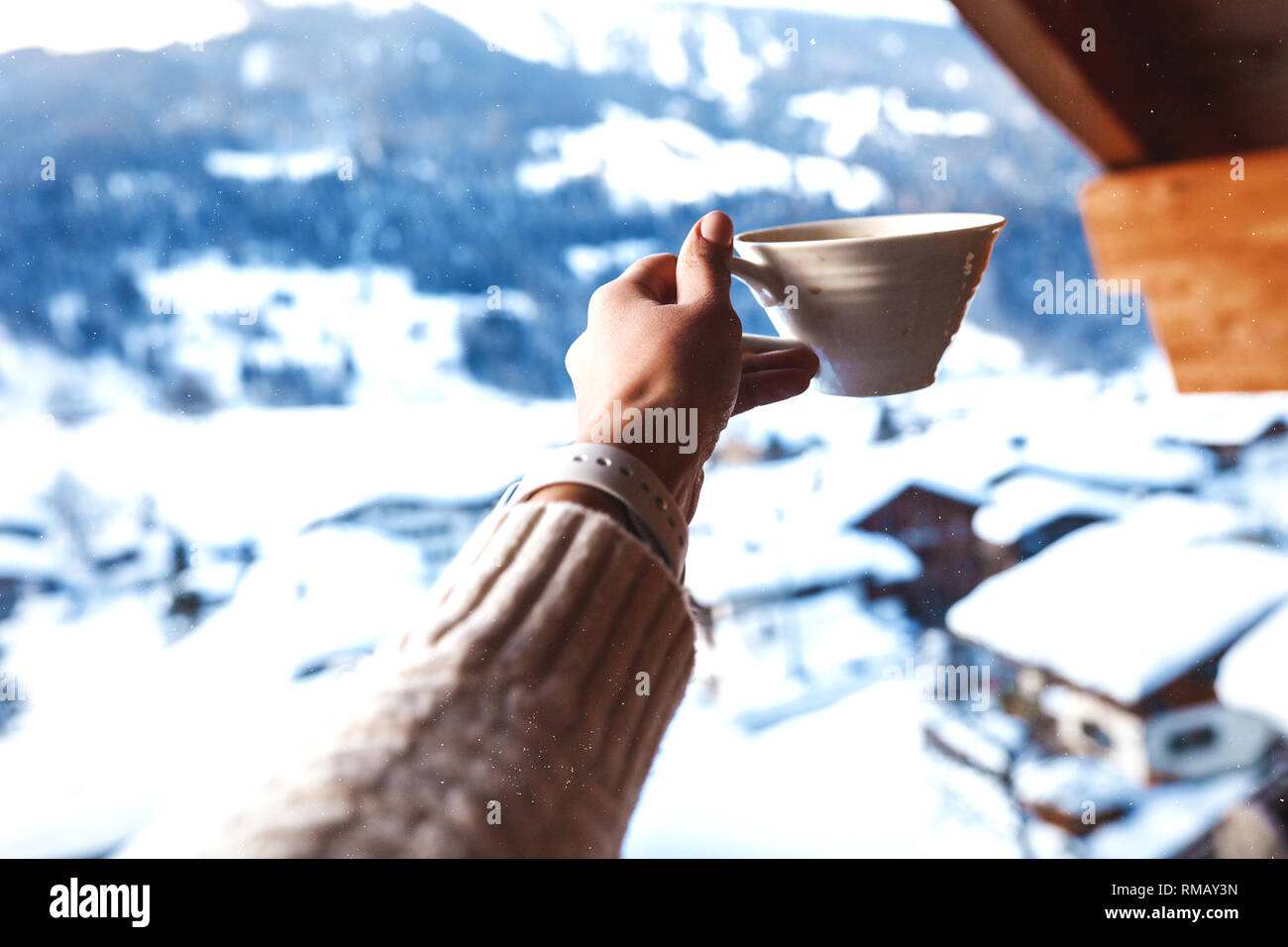 In am Morgen voller Energie und Stärke zu erhalten - den Kelch trinken der beste Espresso. Genießen Sie den Winter Berge von der Terrasse aus sehen. Heiße Getränke Stockfoto