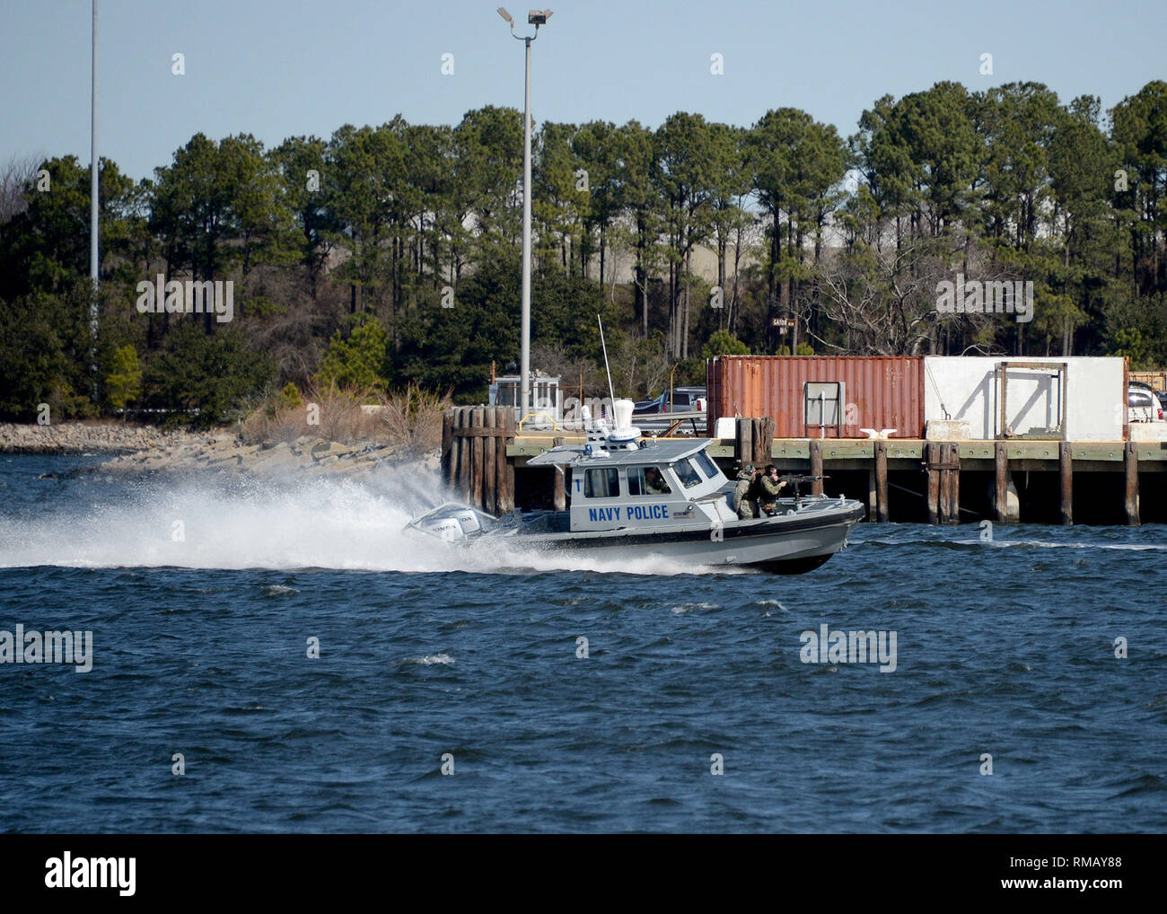 237449-N - BJ 275-003 VIRGINIA BEACH (Feb. 13, 2019) Gemeinsame Expeditionary Base wenig Creek-Fort Geschichte Sicherheitskräfte ihre defensiven Fähigkeiten in einem kleinen Boot Angriff Übung auf-base, 24.02.13. Das Training wurde im Rahmen der Übung Zitadelle Shield-Solid Vorhang 2019 (CS-SC 19). Die Übung wurde entwickelt, um die Bereitschaft der Sicherheitskräfte, um die Installation zu verbessern und eine nahtlose Interoperabilität zwischen Befehlen, andere Dienste zu gewährleisten, und die Agentur Partner. CS-SC 19 ist ein Zweiteiliger, Terrorismusbekämpfung/Force Protection Übung auf alle kontinentalen Vereinigten Staaten (conus) Marine Installationen durchgeführt und Stockfoto