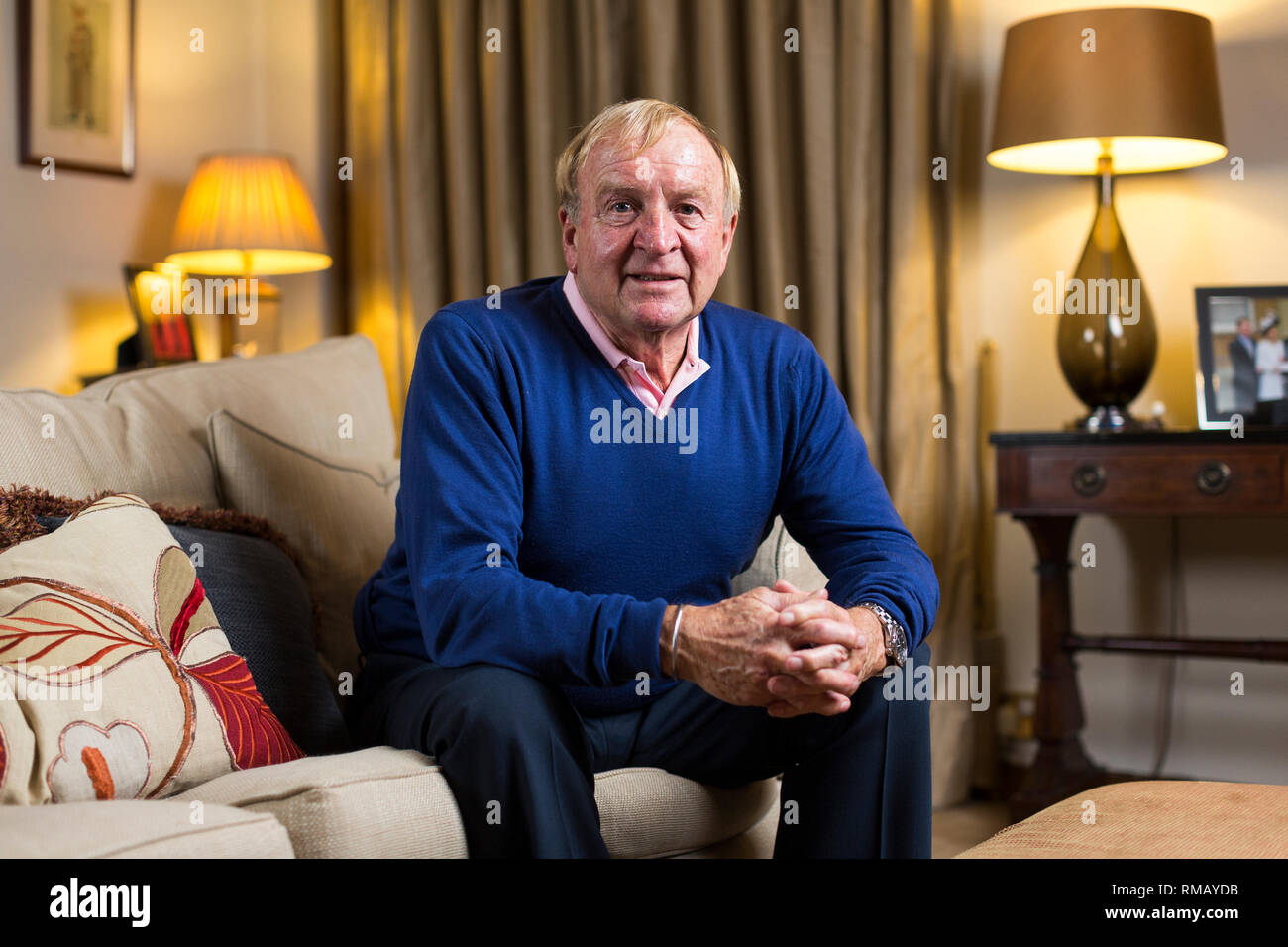 Bilder von Francis Lee, ehemaliger Profifußballer, entspannt an seinem Haus in Cheshire. Stockfoto