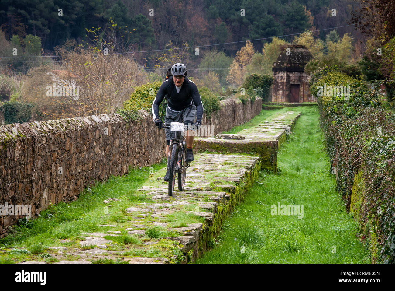 LUCCA, Italien - 12. JUNI 2009: Unbekannter Radfahrer radeln in Aquädukt bei Guamo, in der Nähe von Lucca, Toskana, Italien, gebaut von Lorenzo Nottolini 1823 Stockfoto