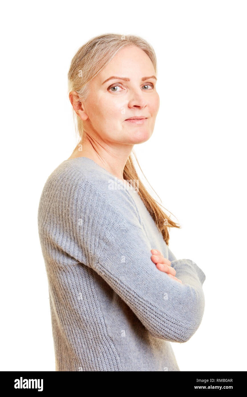 Ältere Frau mit verschränkten Armen sieht seitlich Stockfoto