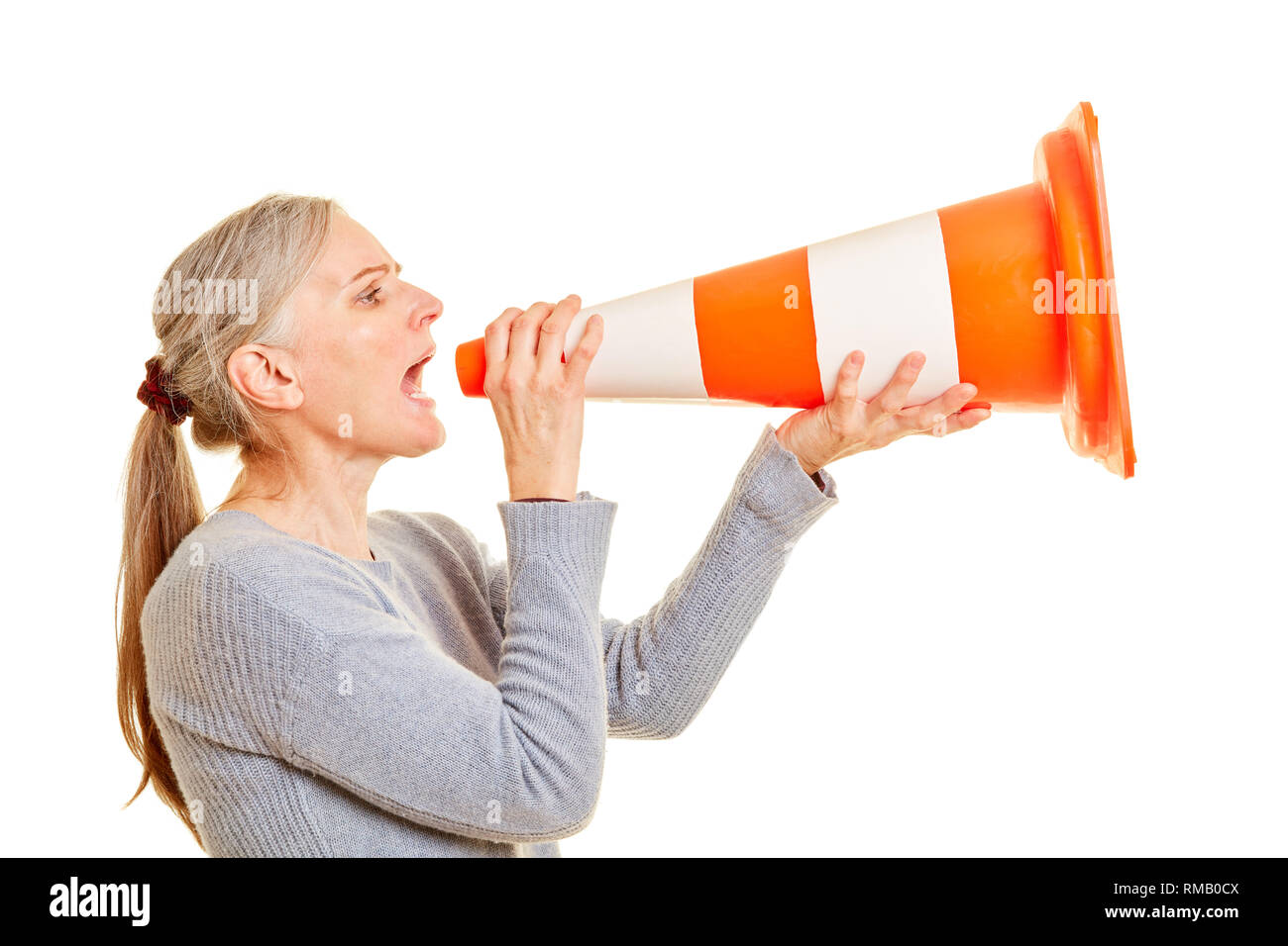 Ältere Frau in pylon Schreien wie ein Megaphon für Kommunikation Stockfoto