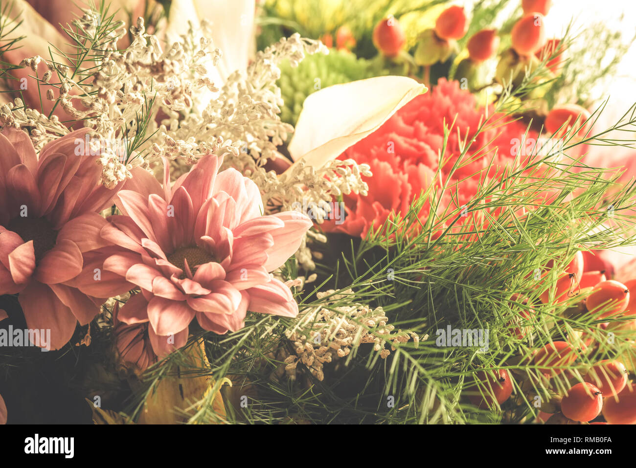 Horizontale Nahaufnahme verschiedener Blumen und Grün im Bouquet. Stockfoto