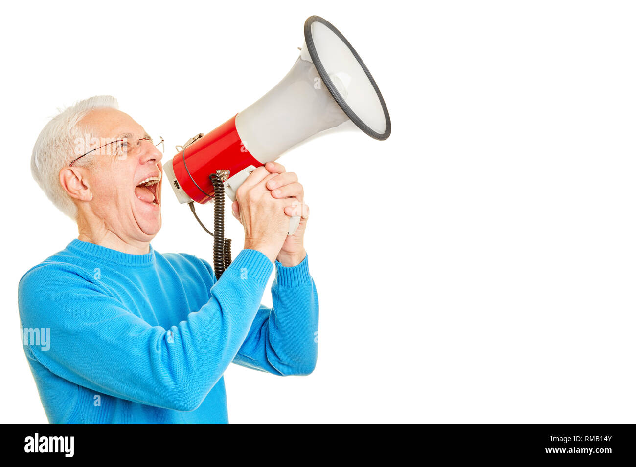 Senior ruft laut in ein Megaphon für bessere Kommunikation Stockfoto