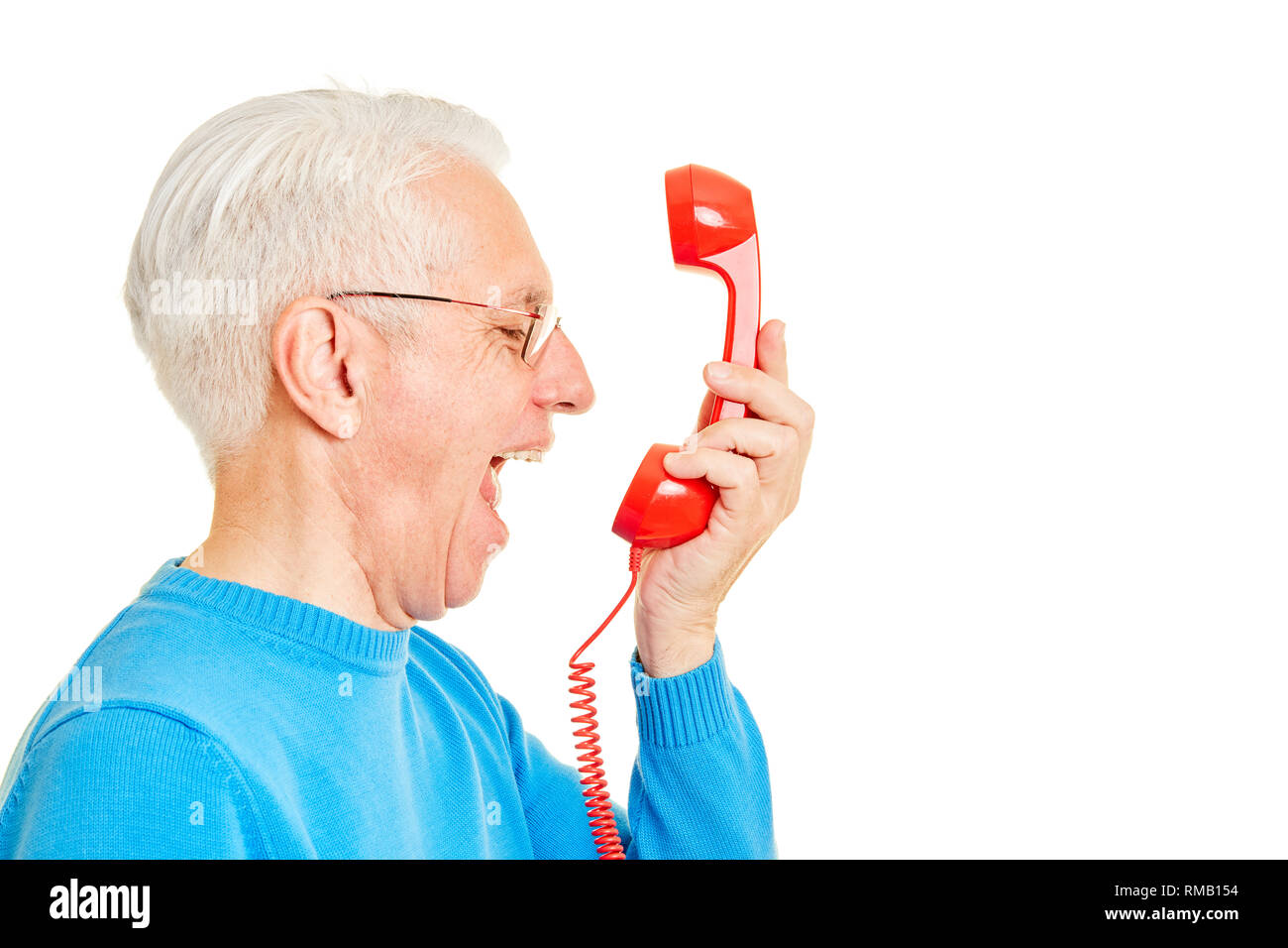 Alter Mann wütend brüllt in einem roten Telefonhörer Stockfoto