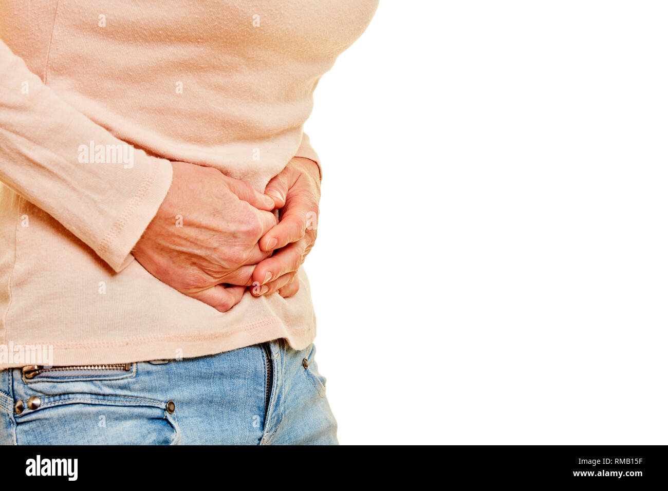 Ältere Frau mit Magenschmerzen hält ihre Hände vor dem Bauch Stockfoto