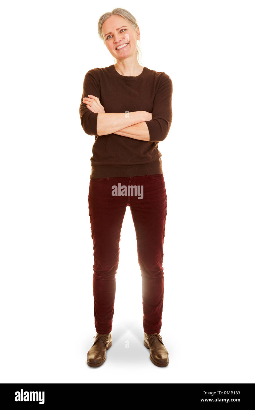 Slim Lächeln ältere Frau von vorne als voller Körper geschossen vor einem weißen Hintergrund angezeigt Stockfoto