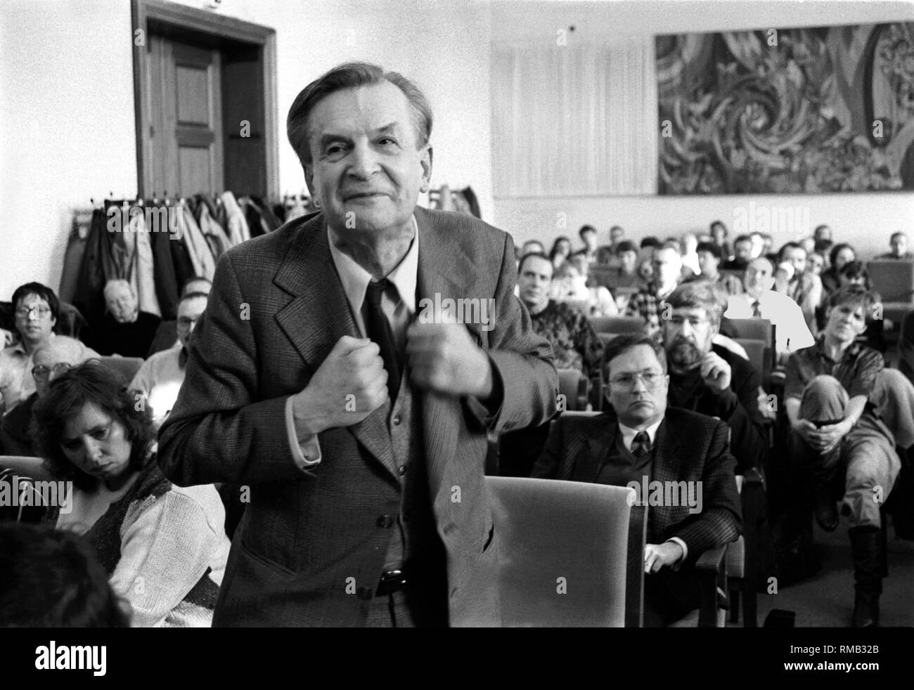 Der Historiker Friethjoff Sielaff, nimmt einem den Atem. Diskussion Tagung der Historiker der Humboldt-Universität zu Fragen der Vergangenheit des SED (ehemalige Studenten, die zum Beispiel von den Mitarbeitern der Universität exmatrikuliert wurden, sind vorhanden) Tagung der Historiker: Prof. Laurenz Demps, Deutschland, Berlin-Mitte, 10.11.1990. Stockfoto Der Historiker Friethjoff Sielaff, nimmt einem den Atem. Diskussion Tagung der Historiker der Humboldt-Universität zu Fragen der Vergangenheit des SED (ehemalige Studenten, die zum Beispiel von den Mitarbeitern der Universität exmatrikuliert wurden, sind vorhanden) Tagung der Historiker: Prof. Laurenz Demps, Deutschland, Berlin-Mitte, 10.11.1990. Stockfoto