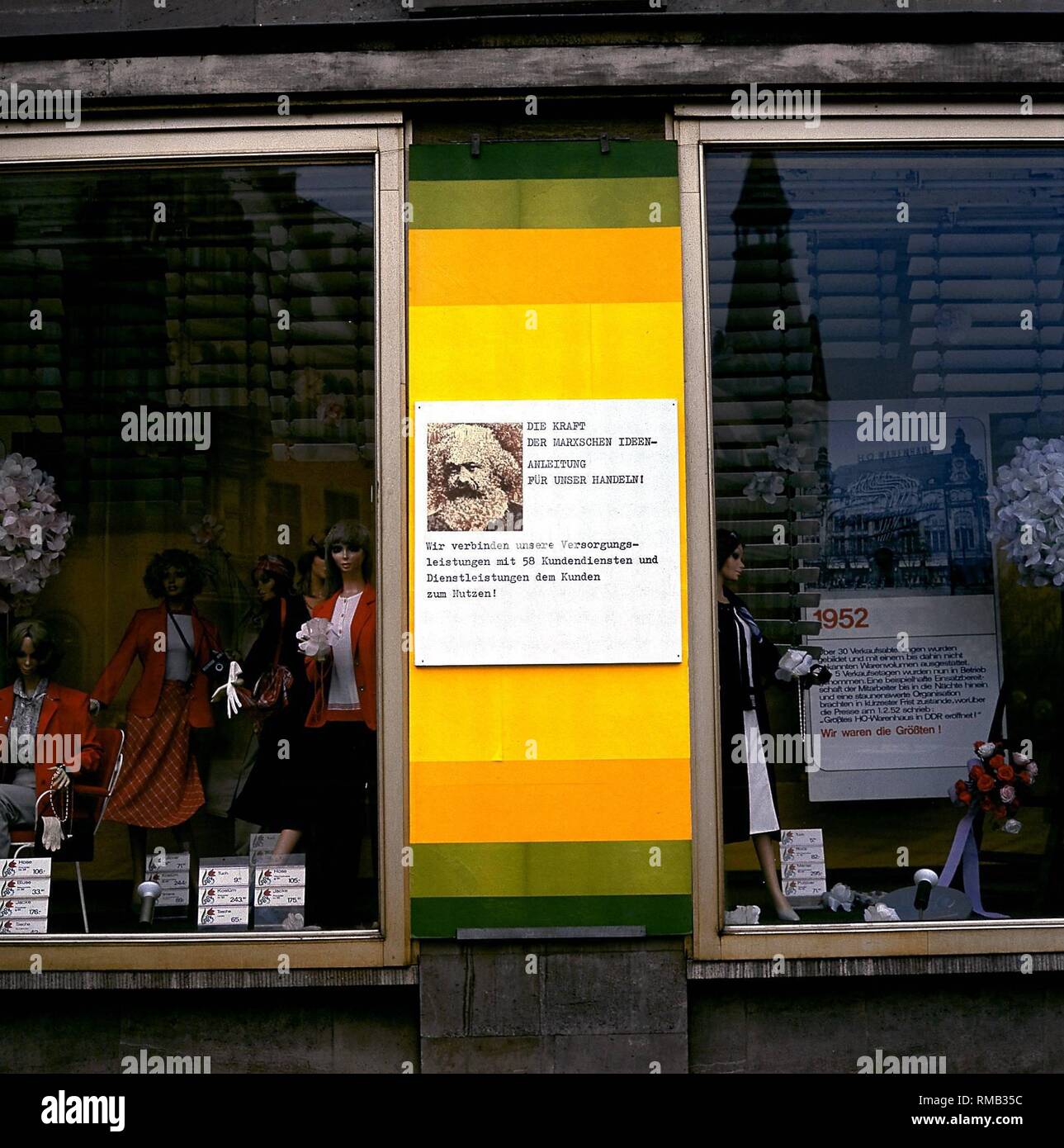 Detail von zwei Anzeigen von Fenstern in Erfurt Werbung ein Porträt von Karl Marx. Stockfoto