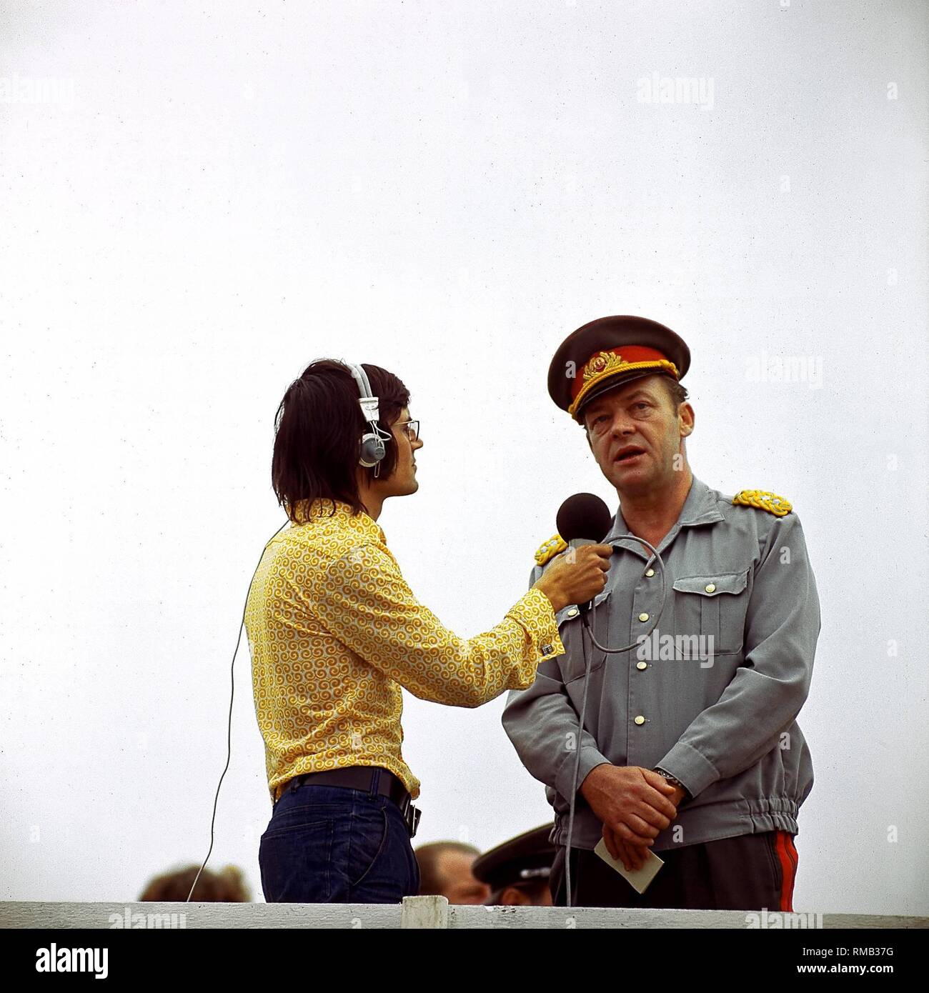 Allgemeine Teller, Vorsitzender der Gesellschaft für Sport und Technik GST. Die GST war eine Massenorganisation in der DDR für die militärische Ausbildung von Jugendlichen (14- bis 24-Jährige) als "Klassenbewussten Verteidiger des Sozialismus". Stockfoto