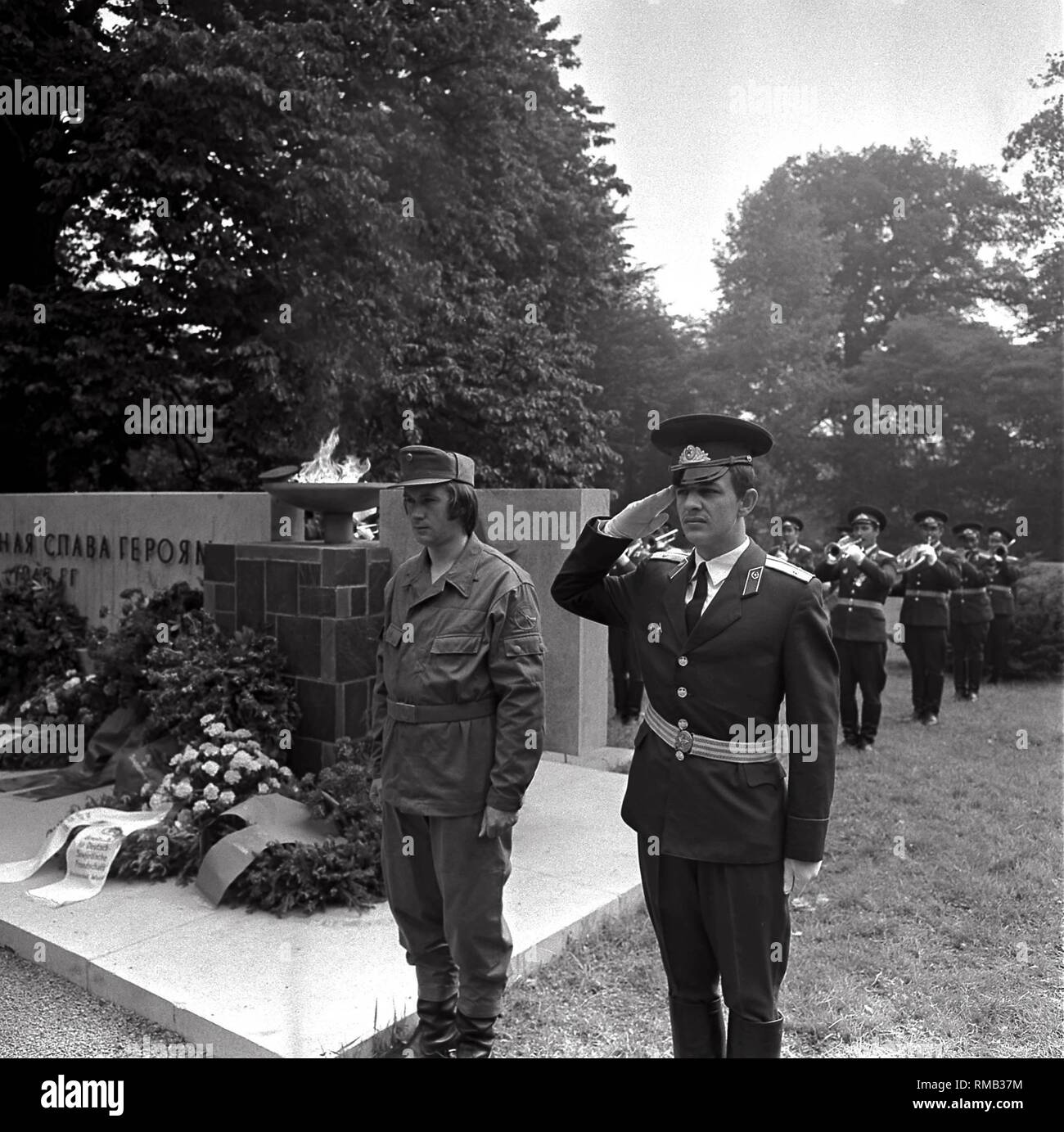 Kranzniederlegung am Sowjetischen Ehrenmal in Weimar mit sowjetischen Wachen und Mitglieder des SED - Kampfgruppe (Kampfgruppen der Arbeiterklasse). Stockfoto