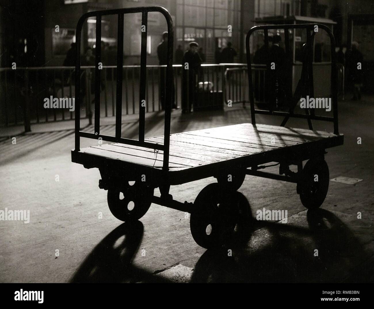 Auto auf der Plattform einer Station in München. Stockfoto