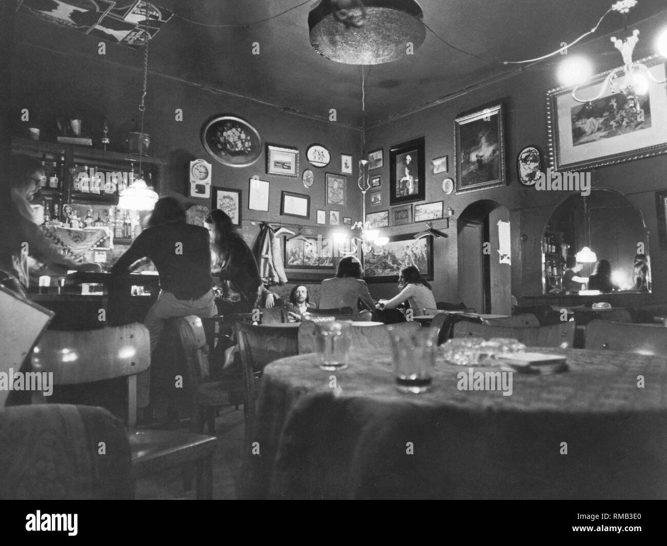 Gäste in einer linken Kneipe in West Berlin in 1979. Stockfoto